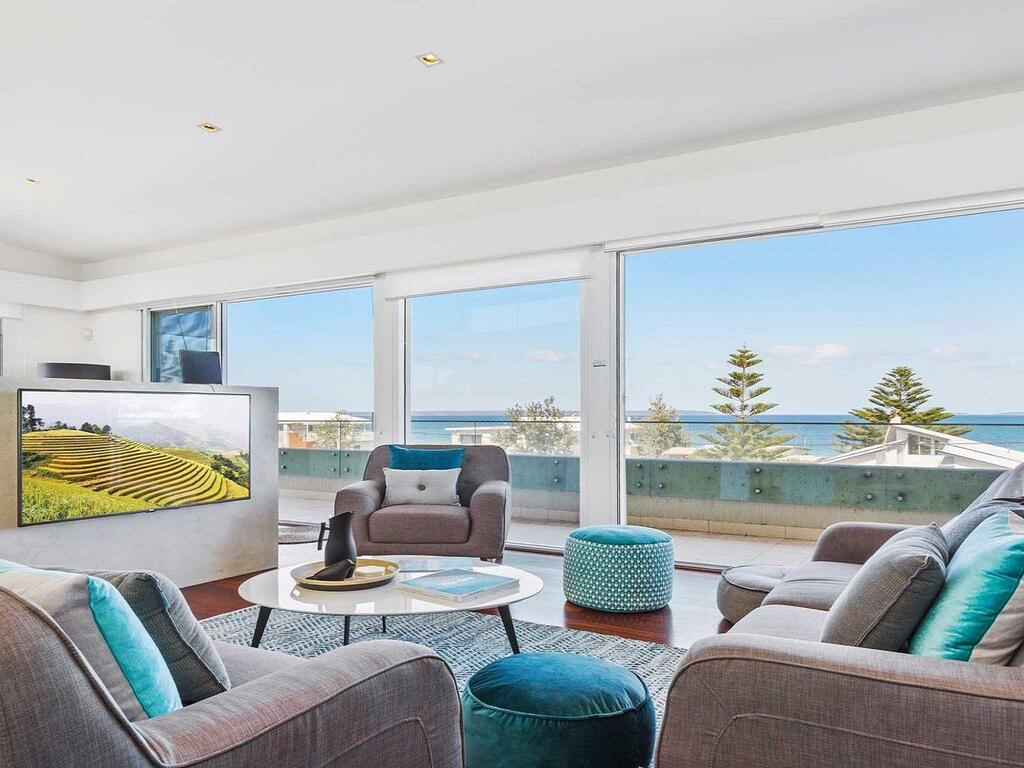 Perpendicular Penthouse - modern beachside apartment