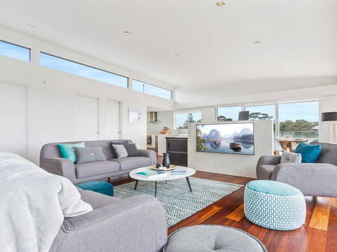 Perpendicular Penthouse - Modern Beachside Apartment - Dentist Find 3