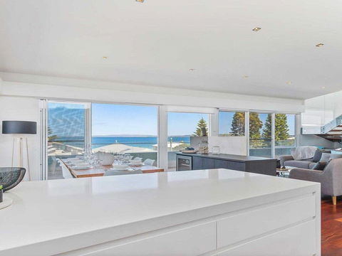 Perpendicular Penthouse - Modern Beachside Apartment - Dentist Find 1