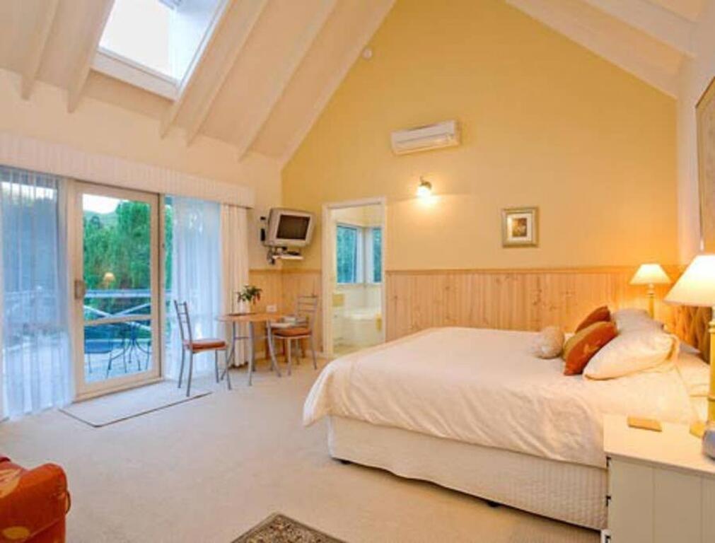 PLUM TREE STUDIO - couples lakeside spa retreat