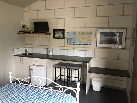 Port Campbell Guesthouse & Flash Packers - Dentist Search 1