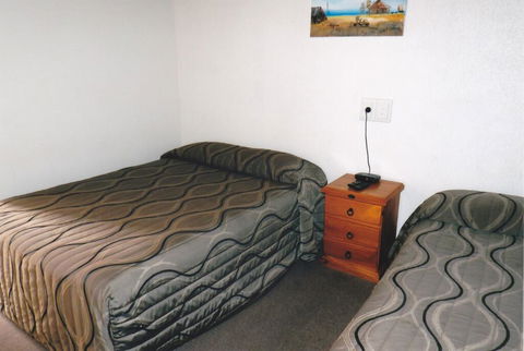 PRECINCT HOTEL GLADSTONE - Dentist Find 2
