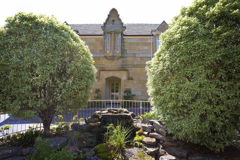 Quest Trinity House - Dentist Find 0