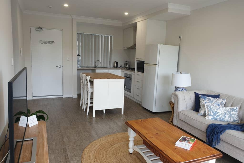 Quiet apartment walking distance to restaurants
