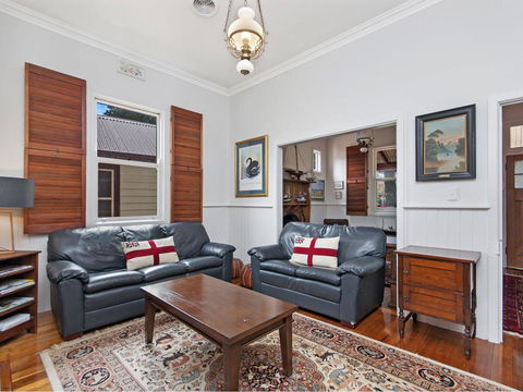 Railway Cottage - Dentist Find 1