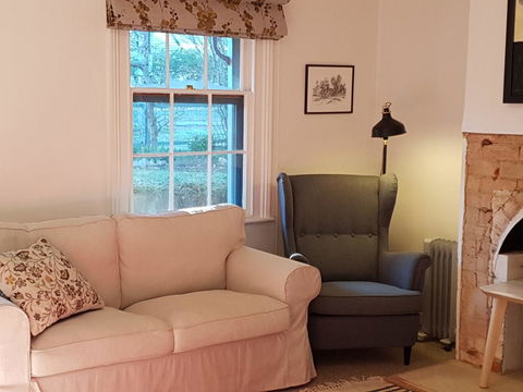Redruth - 2 Bedroom Cottage Situated In Wandiligong - Dentist Find 2