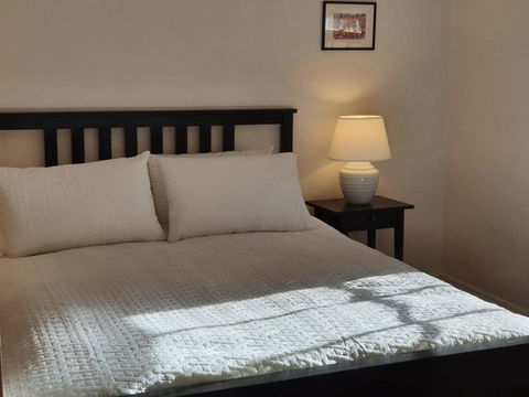 Redruth - 2 Bedroom Cottage Situated In Wandiligong - Dentist Find 3