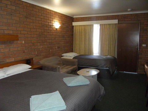 Regency Court Motel - Dentists Australia 3