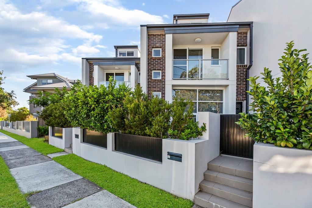 Relax in a Spacious  Modern Townhouse in Asquith