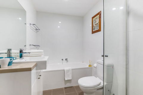 Relax In A Spacious & Modern Townhouse In Asquith - Dentist Find 1