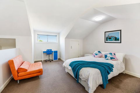 Relax In A Spacious & Modern Townhouse In Asquith - Dentist Find 3
