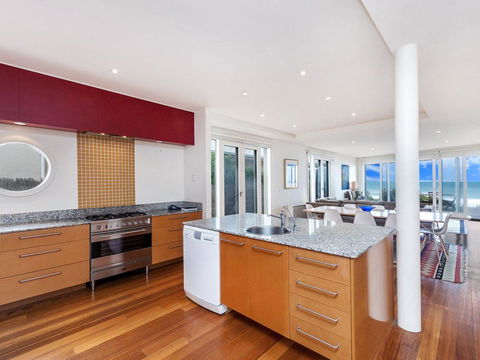 RUBY'S BEACHFRONT - Dentist Find 1