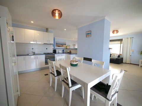 Salty Air Apartments Kingscote Kangaroo Island - Dentist Search 3