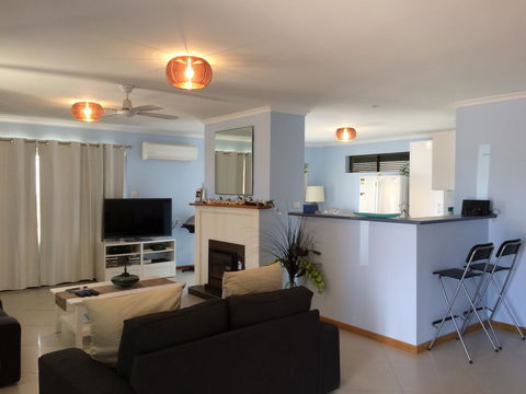 Salty Air Apartments Kingscote Kangaroo Island - Dentist Search 0