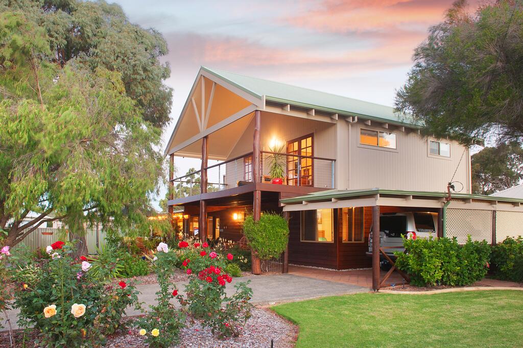 Sea Esta - town  beach on your doorstep