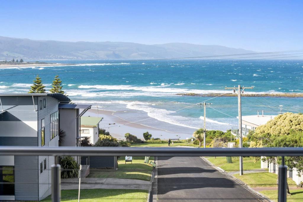 SEA SPECTACULAR - seconds from the beach