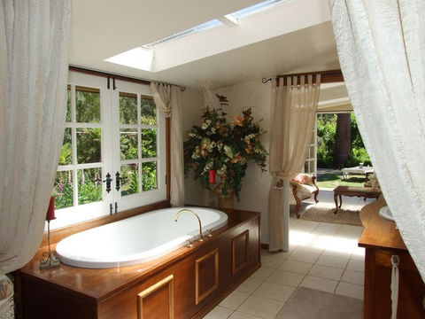 Shakespeare's Wilderness Chalet - Dentists Australia 0