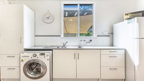 Sounds Of Sunshine 2 Downstairs Half Of House - Dentist Find 0