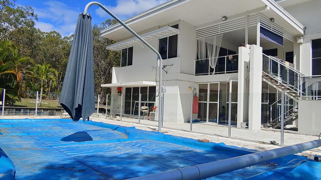Spacious 2 bedroom unit private bath kitchen RV parking on 5 acres 10 min to Fraser Island barge