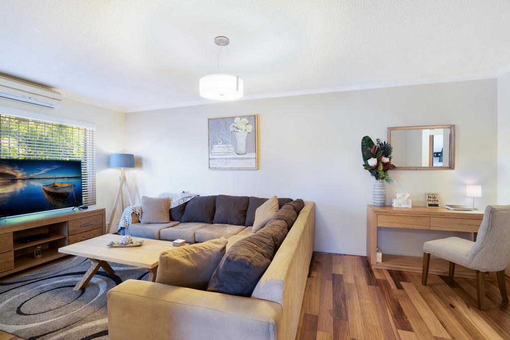 Spacious Renovated Apartment In Quiet Area