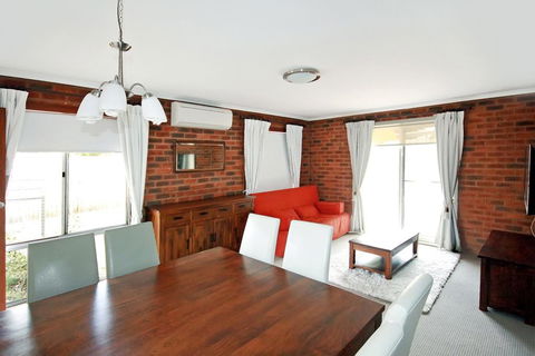 Sponars Onshore Apartment 1 - FREE Unlimited WIFI - Dentist Search 2