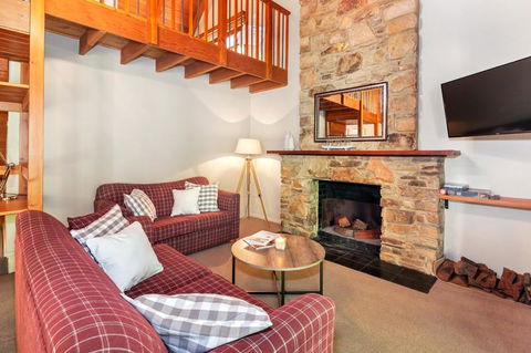 Stonehenge Retreat - Dentists Australia 3