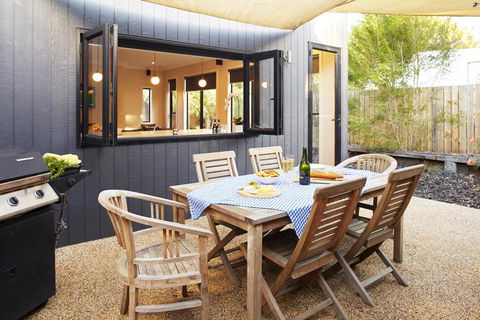 Stylish Living- Fireplace, WiFi, Linen, 4 Bdrm, Beach 850m - Dentist Find 3