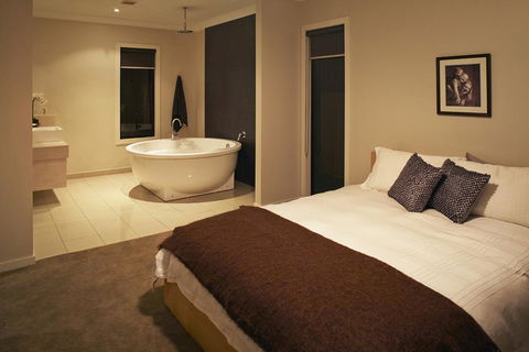 Stylish Living- Fireplace, WiFi, Linen, 4 Bdrm, Beach 850m - Dentist Find 2