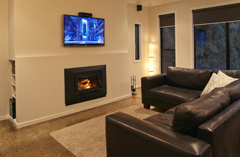 Stylish Living- Fireplace, WiFi, Linen, 4 Bdrm, Beach 850m - Dentist Find 1