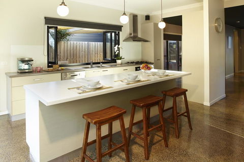 Stylish Living- Fireplace, WiFi, Linen, 4 Bdrm, Beach 850m - Dentist Find 0