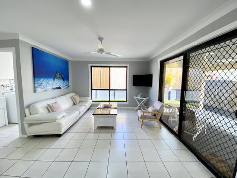 STYLISH RESIDENCE, LARGE PRIVATE YARD - CLOSE TO DREAMWORLD - Dentist Find 0