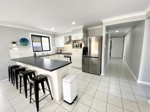 STYLISH RESIDENCE, LARGE PRIVATE YARD - CLOSE TO DREAMWORLD - Dentist Find 3