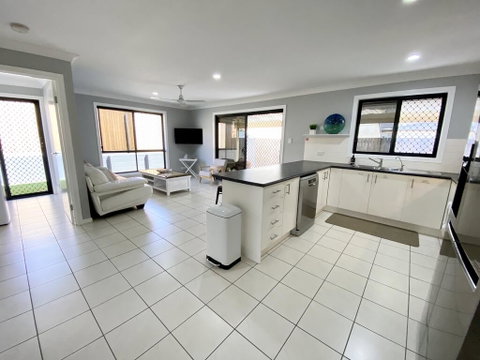 STYLISH RESIDENCE, LARGE PRIVATE YARD - CLOSE TO DREAMWORLD - Dentist Find 2
