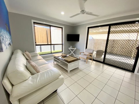 STYLISH RESIDENCE, LARGE PRIVATE YARD - CLOSE TO DREAMWORLD - Dentist Find 1