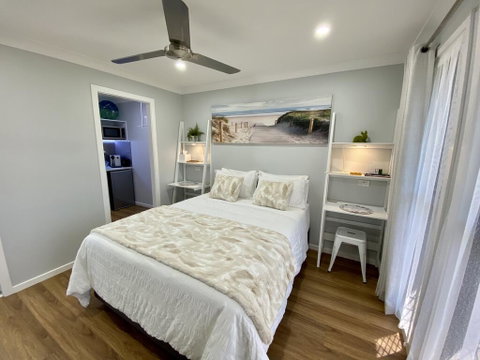 STYLISH UNIT - CLOSE TO DREAMWORLD - Dentist Find 1