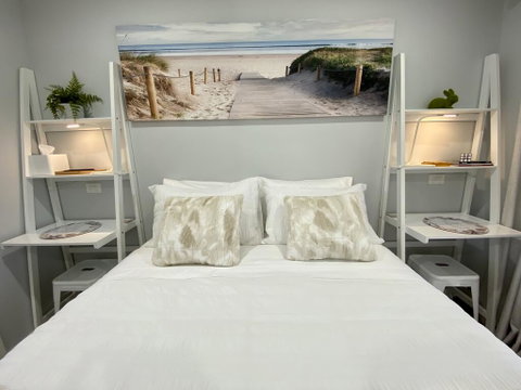 STYLISH UNIT - CLOSE TO DREAMWORLD - Dentist Find 2