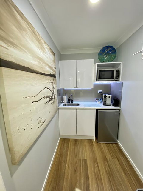 STYLISH UNIT - CLOSE TO DREAMWORLD - Dentist Find 3
