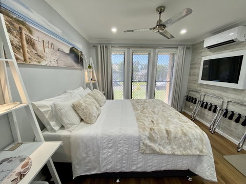 STYLISH UNIT - CLOSE TO DREAMWORLD - Dentist Find 0