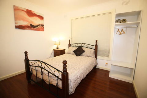 Sunny House - Melbourne Airport Home - Dentist Find 2