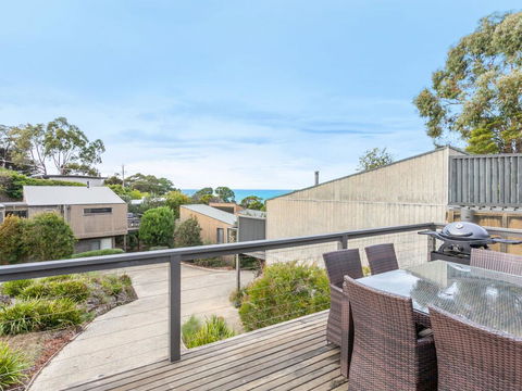 SUNRISE AT BREAKERS - Townhouse Close To Town - Dentists Australia 0