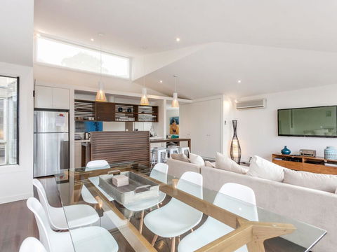 SUNRISE AT BREAKERS - Townhouse Close To Town - Dentists Australia 1