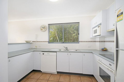 Sunshine Cove, Across The Road From The Beach - Dentist Find 3