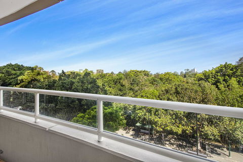 Super Convenient Apartment With Garden Views - Dentist Find 0