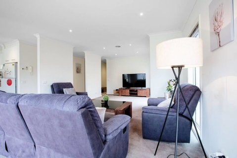 Superb Luxe 5BR House@Point Cook Near Lake - Dentist Find 3
