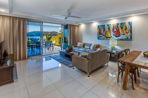 Superior Poinciana 011 On Hamilton Island - Dentist Find 0