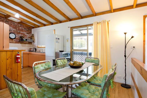 Surf And Sunsets, Beach Holiday Home Mandurah - Dentist Search 2