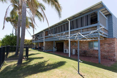 Surf And Sunsets, Beach Holiday Home Mandurah - Dentist Search 1