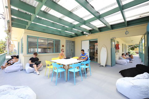 Surf Inn - Dentists Australia 3