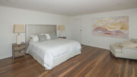 Surfers Ave Retreat Narrawallee - Dentists Australia 1