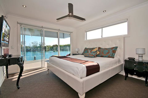 Surfers Paradise Escape - Waterfront House - Dentist Find 3